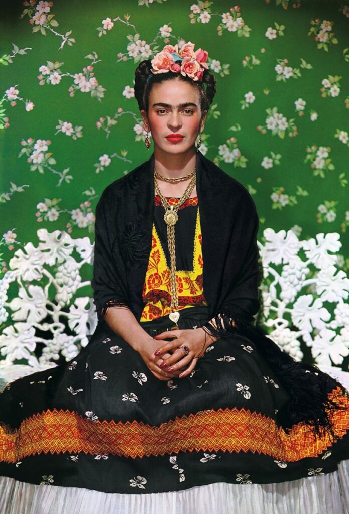 Tre donne dello showbiz accanto a Frida Khalo