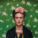Tre donne dello showbiz accanto a Frida Khalo
